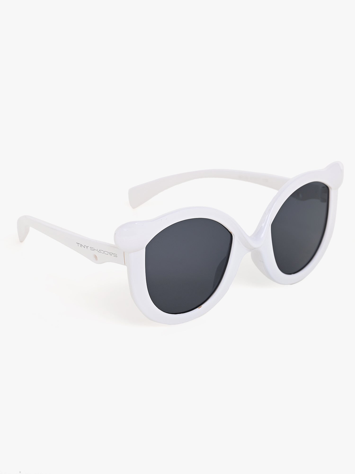 White cat eye sunglasses look and cute sunglasses black lans