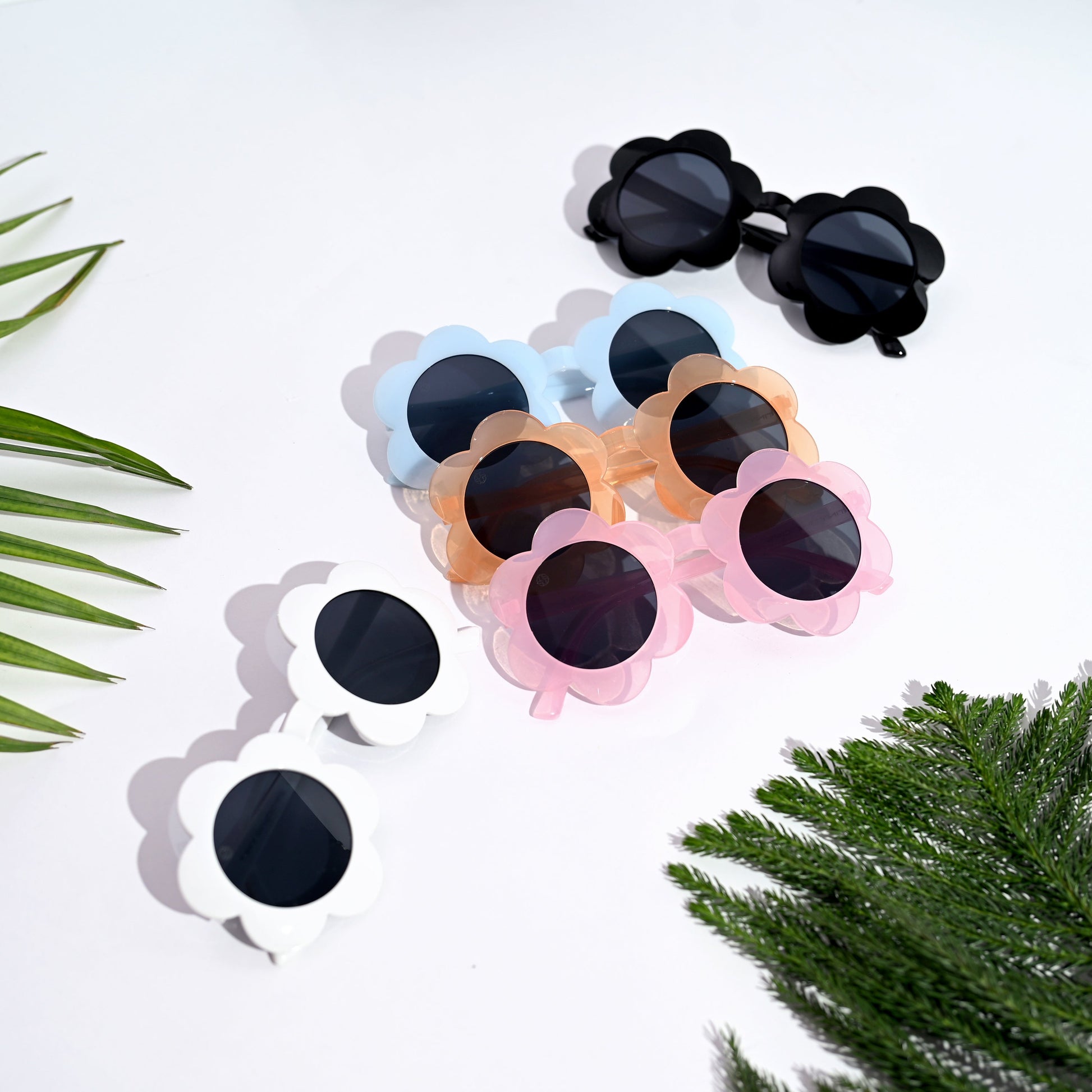 round flower frame sunglasses  black lans and beautiful design 